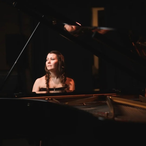 https://cdn.intickets.ru/sites/default/files/gallery_image/e02f3e9f-44529359-208958c9.jpg
